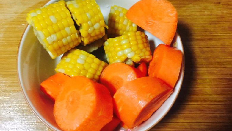 胡萝卜玉米骨头汤,玉米和胡萝卜切块