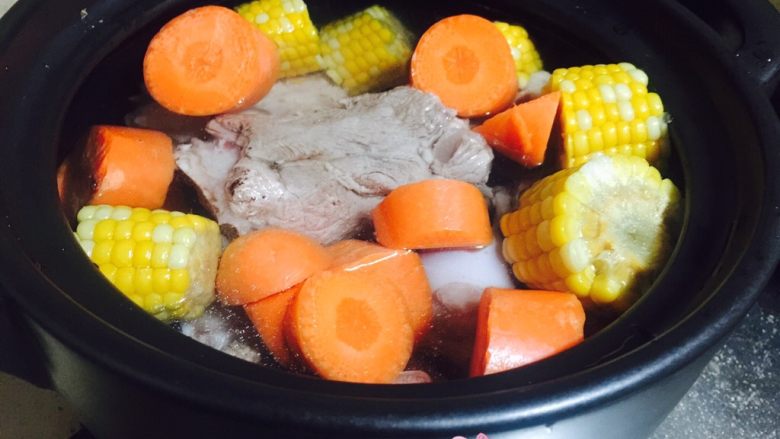 胡萝卜玉米骨头汤,把所有材料加到砂锅里，加入适量的水，炖两个小时左右，时间来不及可以用高压锅，更省时间