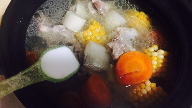 胡萝卜玉米骨头汤,出锅前加入一勺盐，炖个十分钟出锅即可。