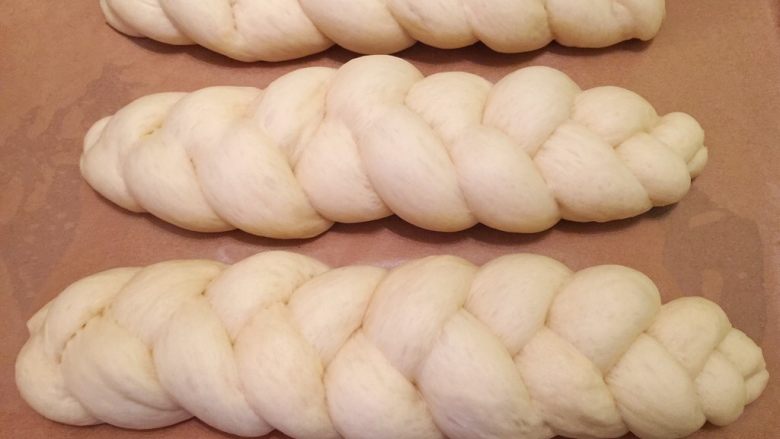 三股辫子面包,将发酵好的面团取出，烤箱预热170度