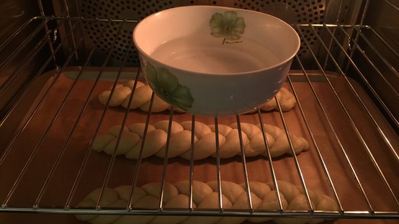 三股辫子面包,烤箱启动发酵功能，设置38度，时间50分钟