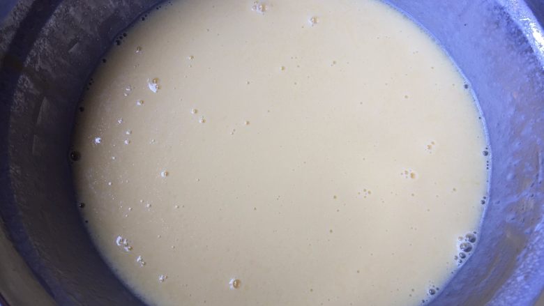 缤纷水果奶油蛋糕,逐个加入蛋黄，用手抽搅拌均匀，稀糊状，可以很自然地流动
