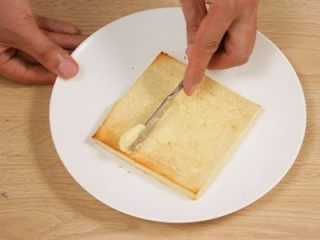 苹果奶酪三明治,面包涂上黄油，蜂蜜混合物，抹上RICOS芝士酱。