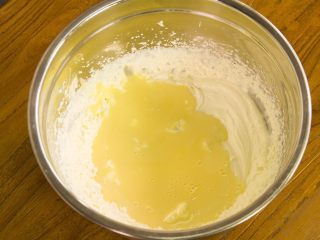 冰淇淋三明治,把蛋奶液倒入打发好的奶油里用搅拌器搅匀