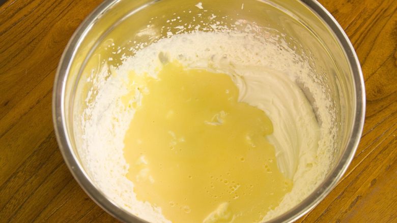 冰淇淋三明治,把蛋奶液倒入打发好的奶油里用搅拌器搅匀