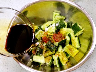 清爽拍青瓜,把拍好的青瓜装进一个大盆子，倒入除花椒和香油以外的全部配料。