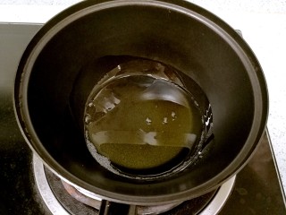 清爽拍青瓜,用一个小锅热3勺食用油。