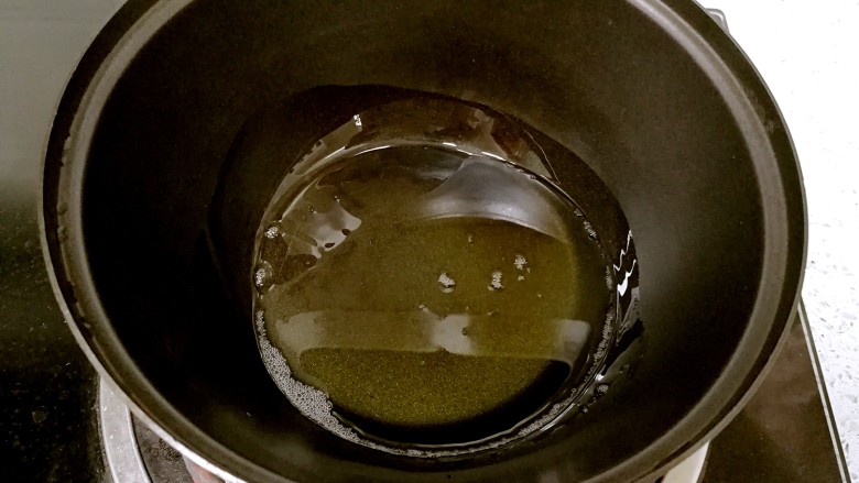 清爽拍青瓜,用一个小锅热3勺食用油。