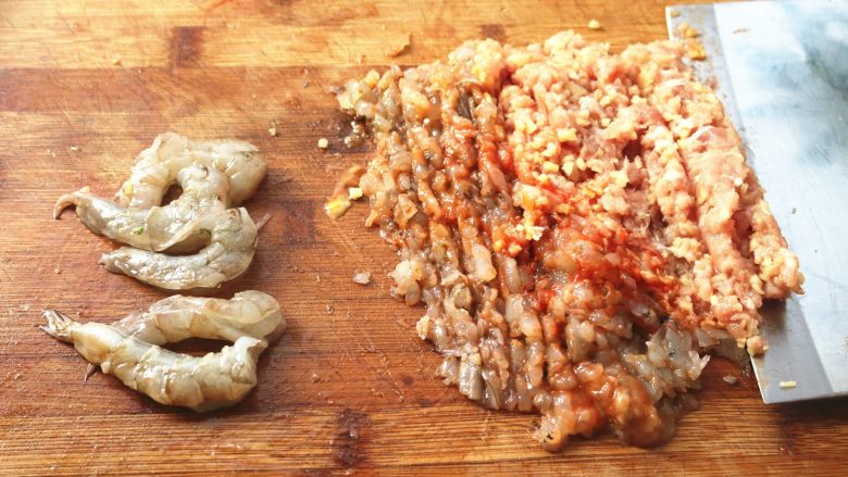 胡萝卜虾饺,一半虾剁成虾泥和肉混合，一半留着切成块，这样吃的时候会吃到块状的虾肉。
