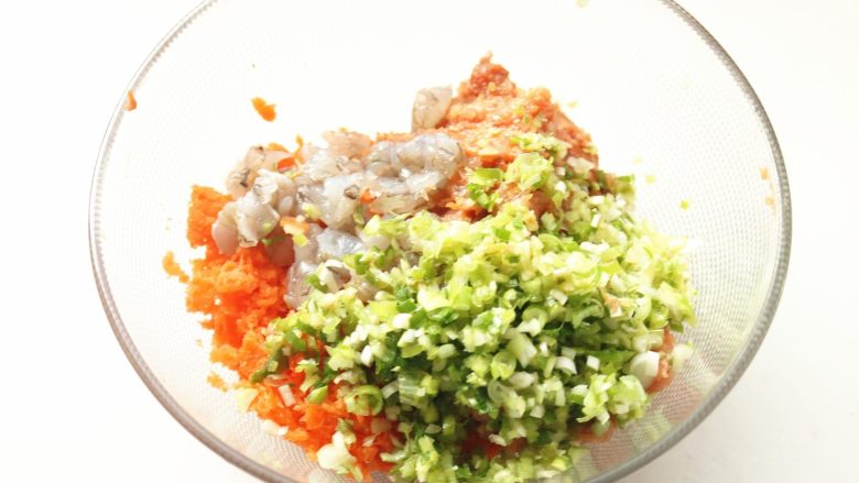 胡萝卜虾饺,加入葱末。