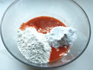 胡萝卜虾饺,澄粉100克、面粉150克，加入少许盐，加140克胡萝卜汁。澄粉越多，虾饺的皮就越透亮，不过筋度降低，擀皮时候难度就会增加，会很容易破。