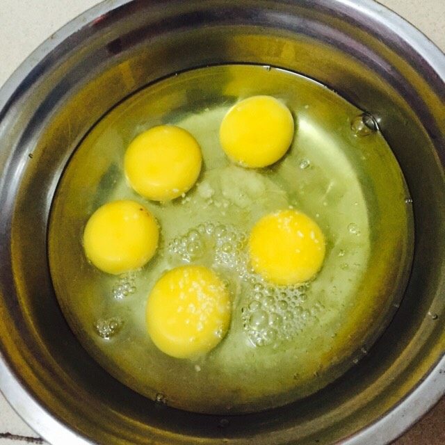 煎实蛋#美食拔草大作战#,鸡蛋里面饭适量的盐5个鸡蛋看你个人的口重放，放这鸡精，加少许的水，一点水就好了。