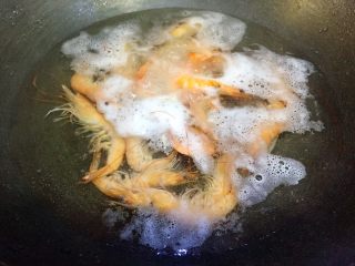 肉丝鲜虾炒面,鲜虾水里稍稍煮下，3分钟左右；