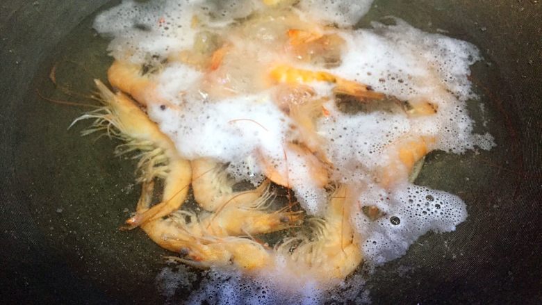 肉丝鲜虾炒面,鲜虾水里稍稍煮下，3分钟左右；