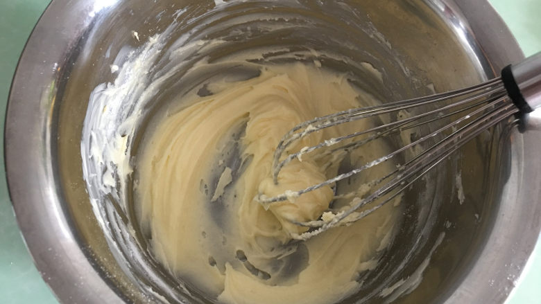 杏仁瓦片酥,用手动打蛋器搅拌均匀，不需要打发。
