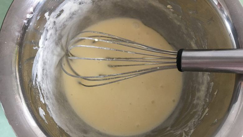 杏仁瓦片酥,用手动打蛋器搅拌均匀，慢慢打避免打发。