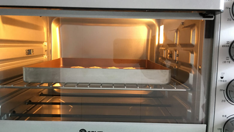 杏仁瓦片酥,放入提前预热好的烤箱中进行烘烤，温度为180度，时间为8分钟左右。