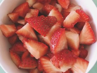 粉嫩的草莓冰激凌—无需烤箱系列,新鲜草莓洗干净淋干水分切成小块备用，特别注意草莓块一定要小小的，或是用少量的草莓酱替代，不然块大了冻了之后冰硬的，影响整体口感，我这个就是块大了，当然也可以不放草莓的