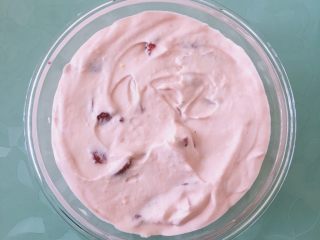 粉嫩的草莓冰激凌—无需烤箱系列,倒入容器，冰箱冷冻4小时以上就可以了，中间不必拿出来搅拌