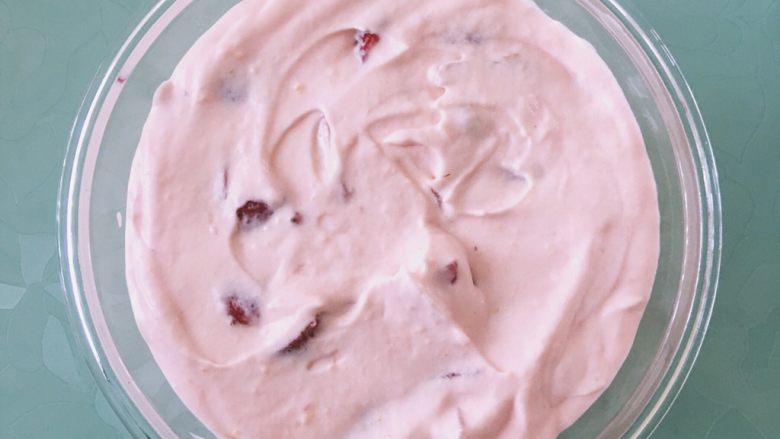 粉嫩的草莓冰激凌—无需烤箱系列,倒入容器，冰箱冷冻4小时以上就可以了，中间不必拿出来搅拌