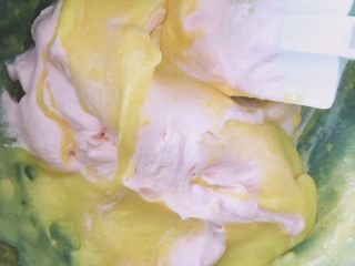 粉嫩的草莓冰激凌—无需烤箱系列,将打发的淡奶油1/3加入之前已经凉了的牛奶蛋黄糊中搅拌均匀