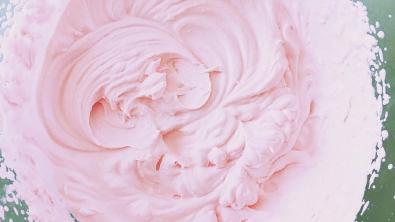 粉嫩的草莓冰激凌—无需烤箱系列,淡奶油加入过好筛的冻干草莓粉打发至9分发