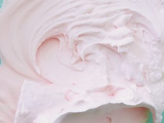 粉嫩的草莓冰激凌—无需烤箱系列,再把余下的淡奶油全部加入搅拌均匀，粉色少女心～
