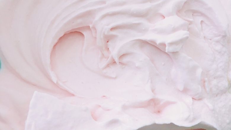 粉嫩的草莓冰激凌—无需烤箱系列,再把余下的淡奶油全部加入搅拌均匀，粉色少女心～