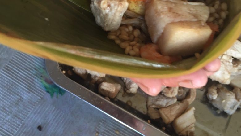 手工海鲜粽+#美食拔草大作战#,加料，每个粽子里八种料全部加上