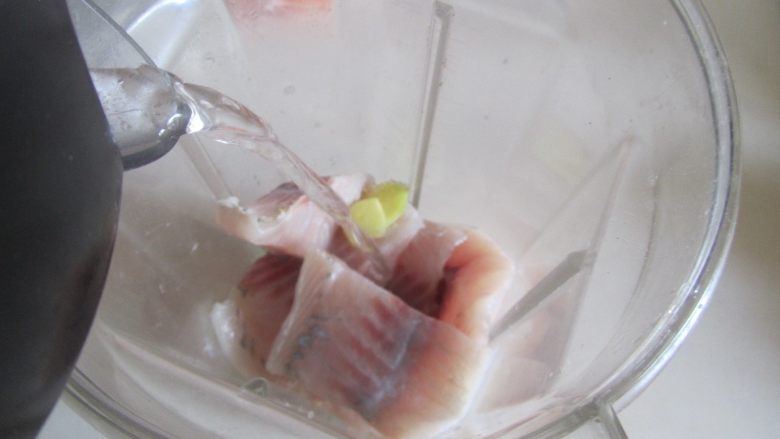 丝瓜鱼丸汤,将去皮的鱼肉切成小点大块放入搅拌机中， 加入姜片和适量的水；
