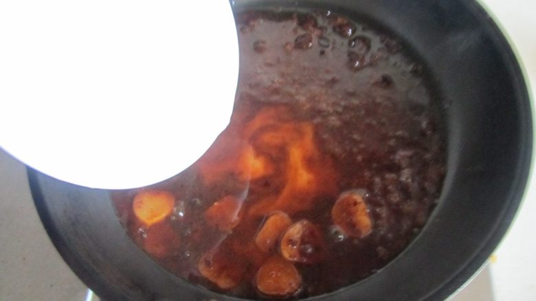 青椒酿肉,再将少许水淀粉放入汁中勾芡；