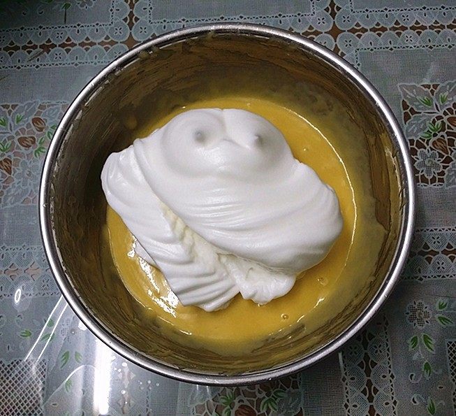 玉米面杂粮蛋糕,取1/3蛋白糊至蛋黄盆中