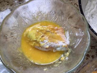 无油版黄金烤翅,然后再在鸡蛋液里，翻滚下；鸡翅这时候就裹满鸡蛋液了；