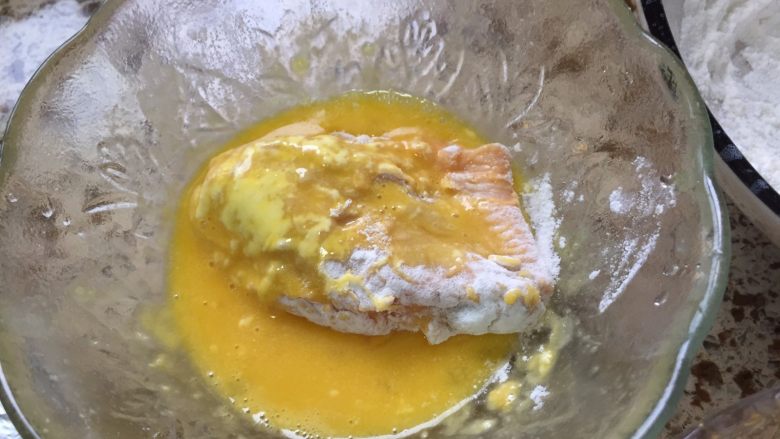无油版黄金烤翅,然后再在鸡蛋液里，翻滚下；鸡翅这时候就裹满鸡蛋液了；