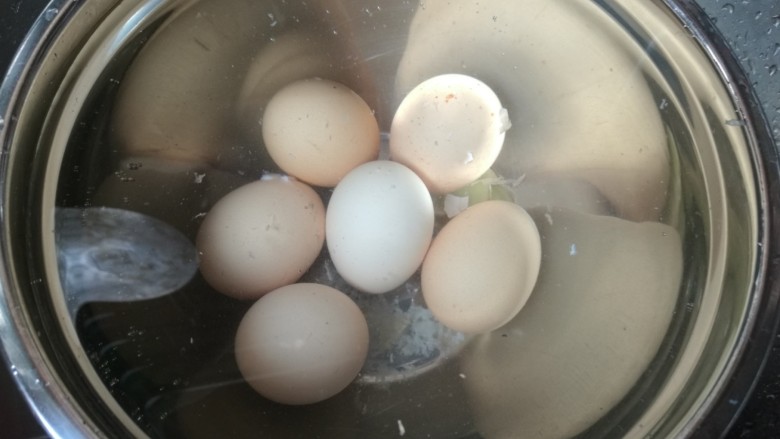 醋蒜水煮蛋,水煮开后，关火。盖上锅盖闷6分钟，时间到了蒋鸡蛋放入冷水泡一下，更容易剥壳。
