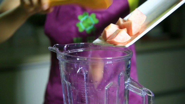 水蜜桃牛奶汁,将准备好的水蜜桃倒入惠尔宝料理机容杯中加入牛奶。