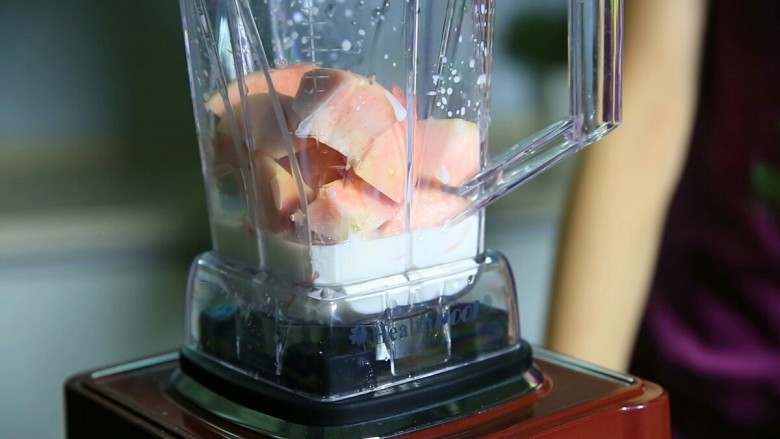 水蜜桃牛奶汁,启动电源开/关键，时间搅拌打1分钟即可过关机。