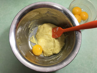 6寸原味戚风蛋糕,分三次加入蛋黄，每加完蛋黄后先混合均匀再加下一个蛋黄。