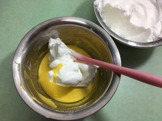 6寸原味戚风蛋糕,分三分之一蛋白到蛋黄糊里。