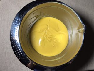 双色慕斯杯子蛋糕,倒入芒果溶液中，搅拌均匀后即为芒果慕斯液
