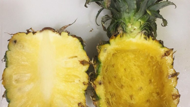 夏威夷菠萝炒饭,处理菠萝时注意保护好手
因为菠萝身上的刺刺对部分人过敏
会导致手痒痒的