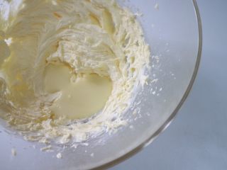 抹茶白巧曲奇,分次加入白巧溶液进行打发，一定要黄油充分吸收液体，才能加入下一次