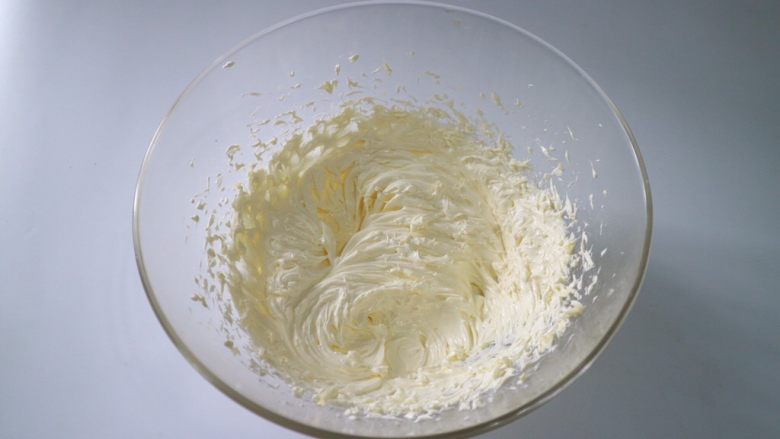 抹茶白巧曲奇,最后打发完全的黄油体积膨大，颜色发白，并且有光泽