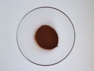 咖啡大理石戚风,咖啡粉倒入小碗中