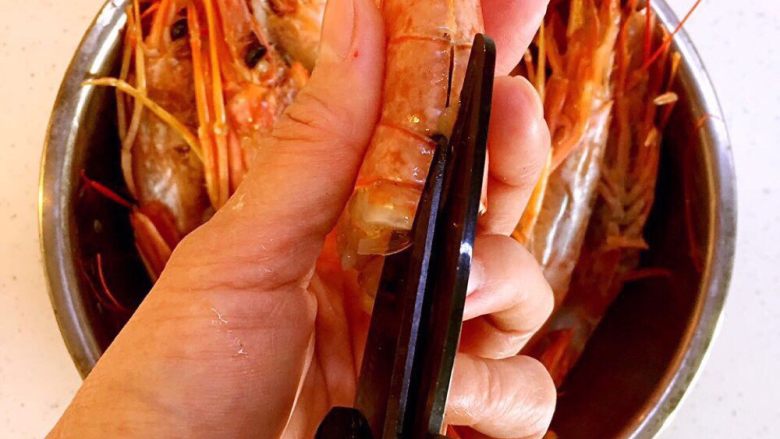 蒜蓉芝士阿根廷红虾#美食拔草大作战#,去头，开背，清洗虾线