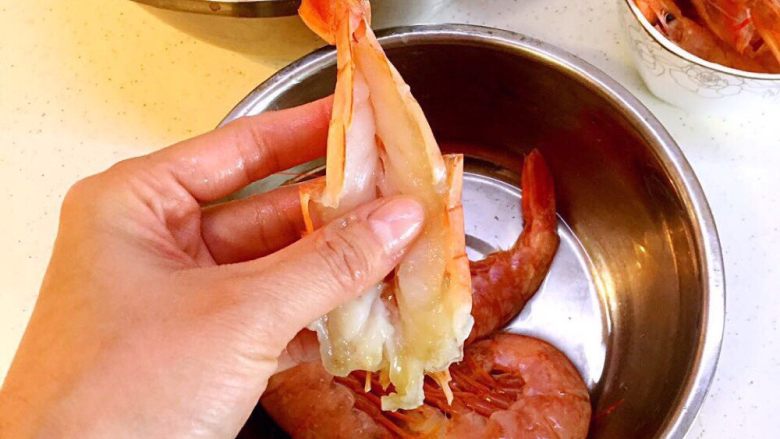 蒜蓉芝士阿根廷红虾#美食拔草大作战#,继续处理虾肉