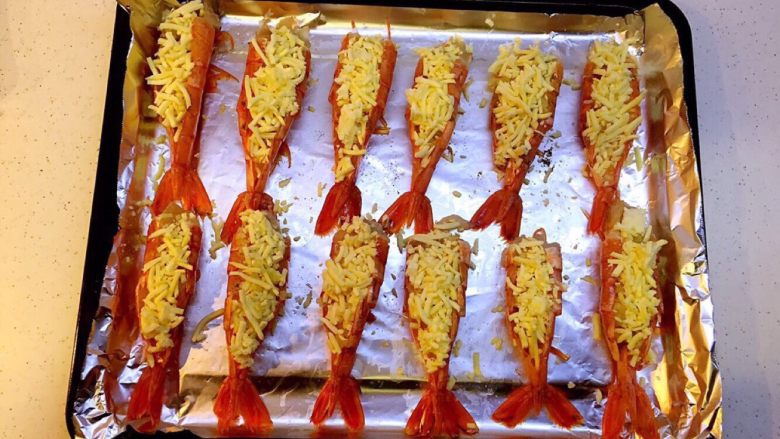 蒜蓉芝士阿根廷红虾#美食拔草大作战#,铺满马苏里拉奶酪碎