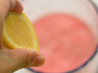 🍉西瓜沙冰,然后挤一点柠檬汁进去，不需要一个那么多，适量就行。再用筷子稍微搅拌一下