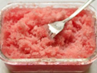 🍉西瓜沙冰,第二天拿出来，用叉子搅拌碎，就可以了。