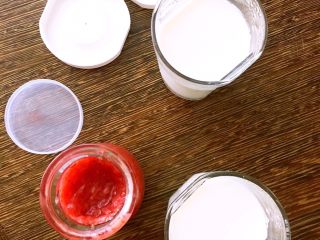 自制草莓酸奶,10个小时后酸奶制作成功，喜欢吃温温的这时可以加入果酱、果粒、蜂蜜，砂糖等搅拌均匀，也可冷藏后食用……冷藏后味道更佳